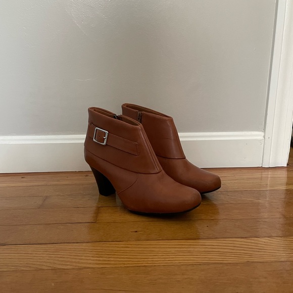 BARELY WORN Clark’s brown booties - Picture 6 of 6